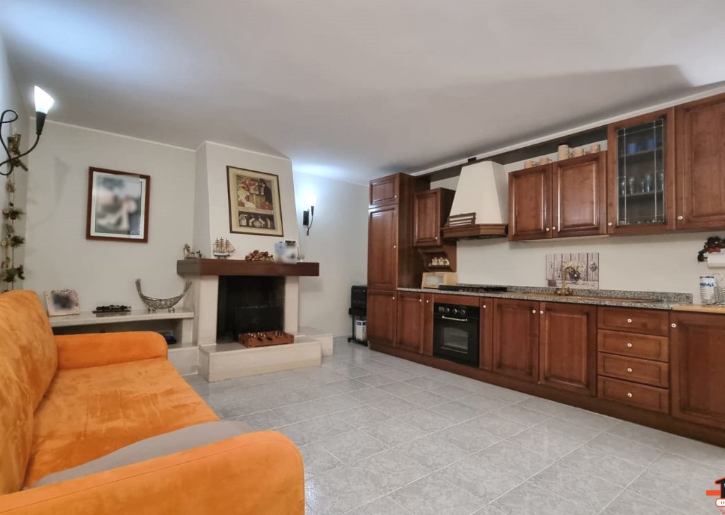 Case Semi-indipendenti in vendita  140 m² buono stato, Adelfia, località Canneto