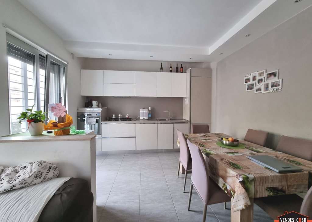 Appartamenti trilocale in vendita  82 m², Adelfia, località Montrone