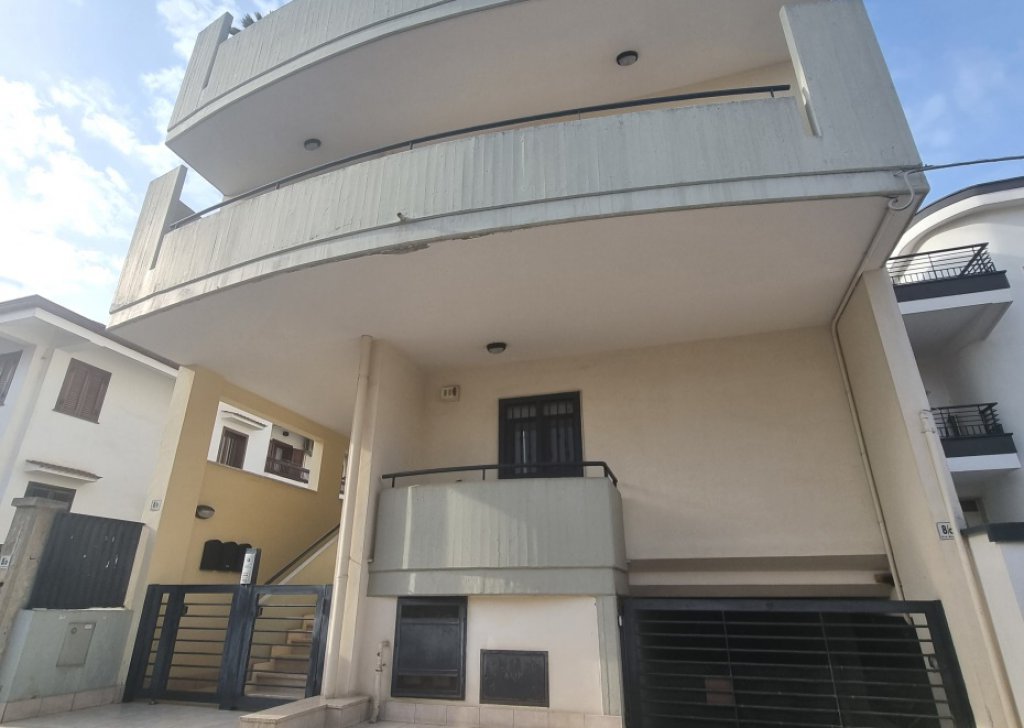 Case Indipendenti in vendita  147 m², Adelfia, località Montrone