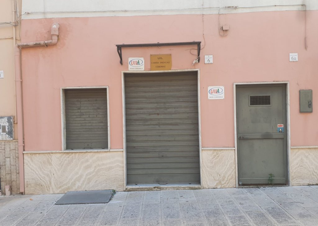 Uffici, Laboratori e Negozi in vendita  45 m², Adelfia, località Montrone
